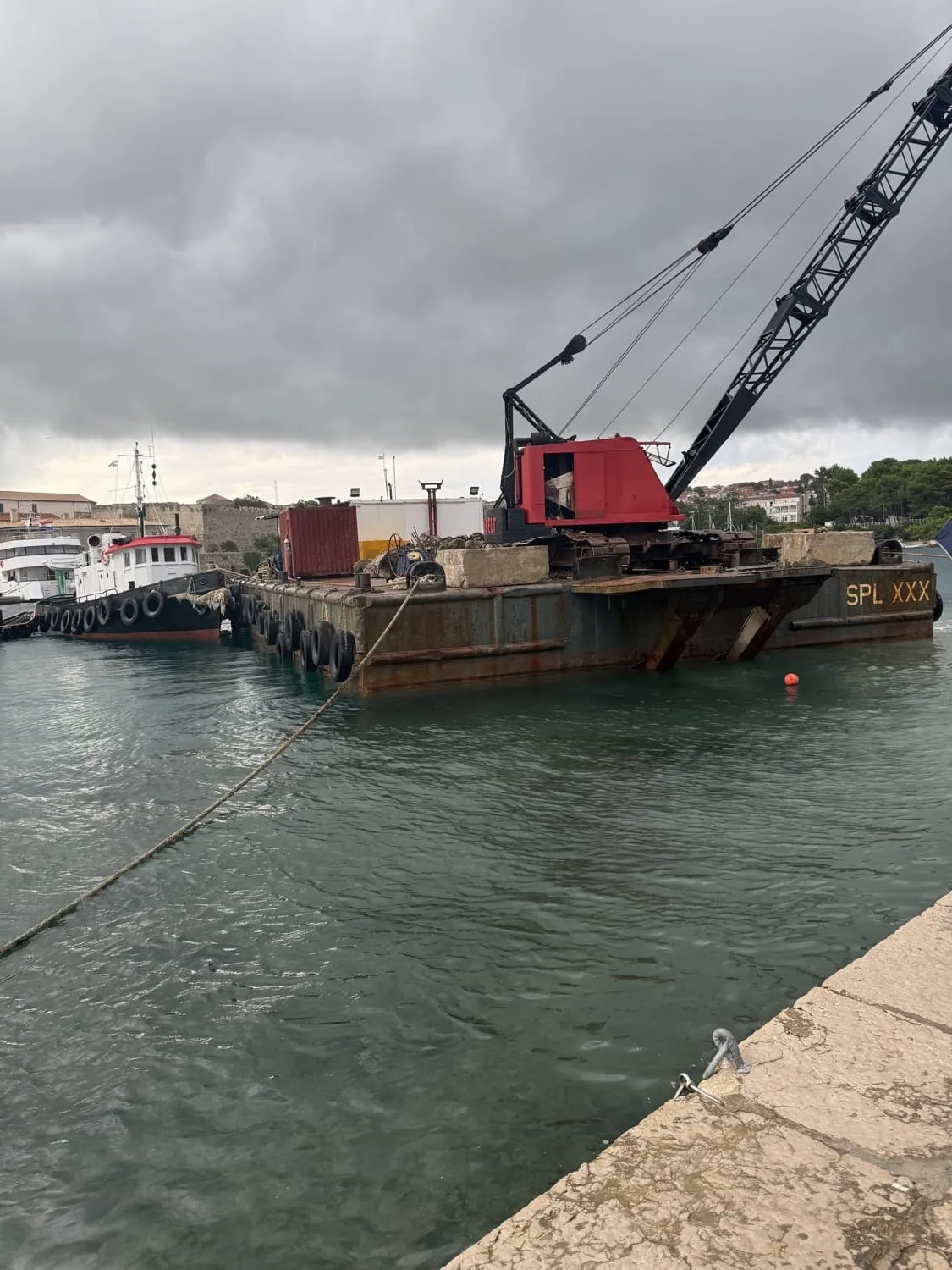 Pontonska dizalica u luci Krk