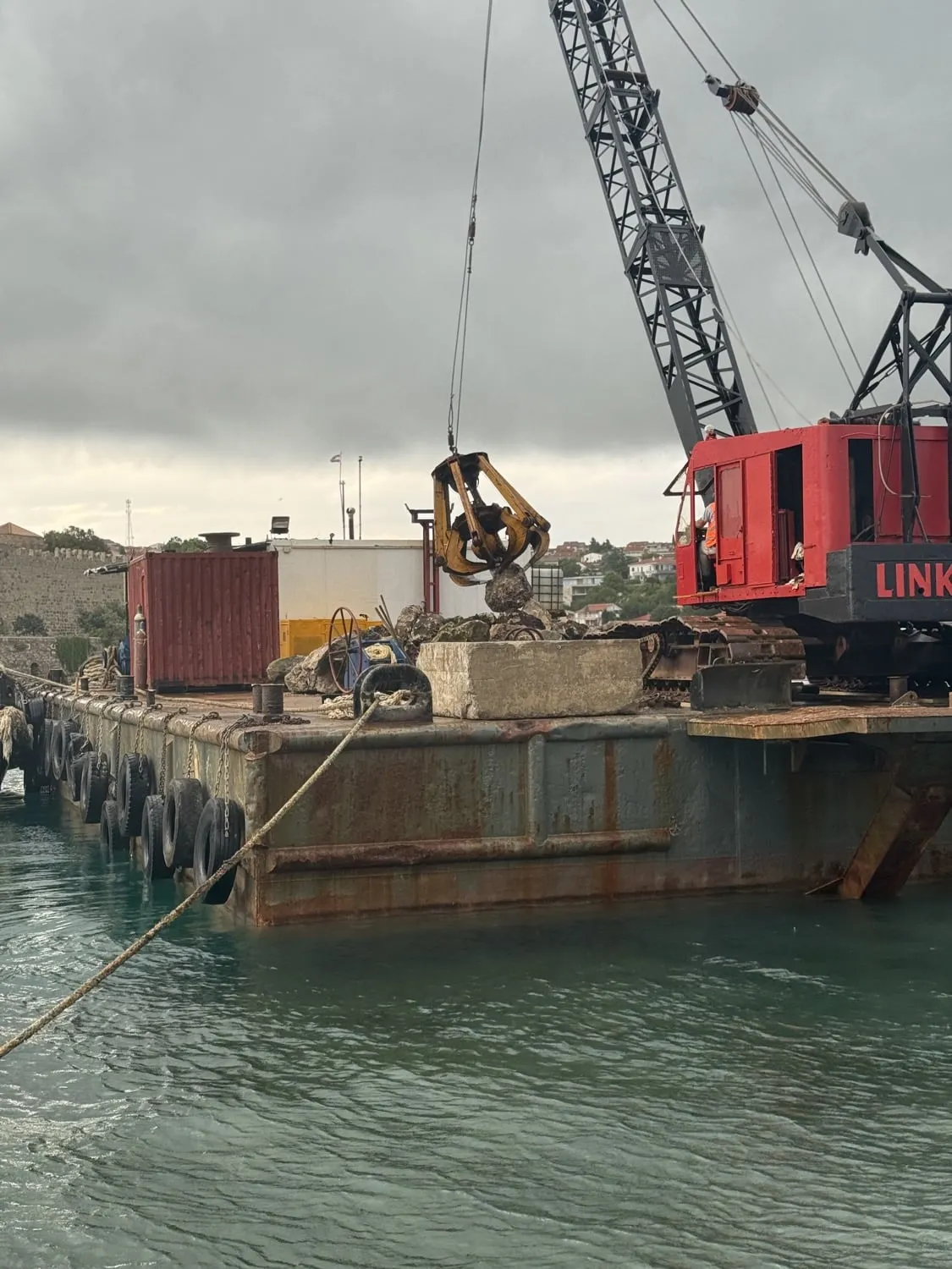 Pontonska dizalica u luci Krk