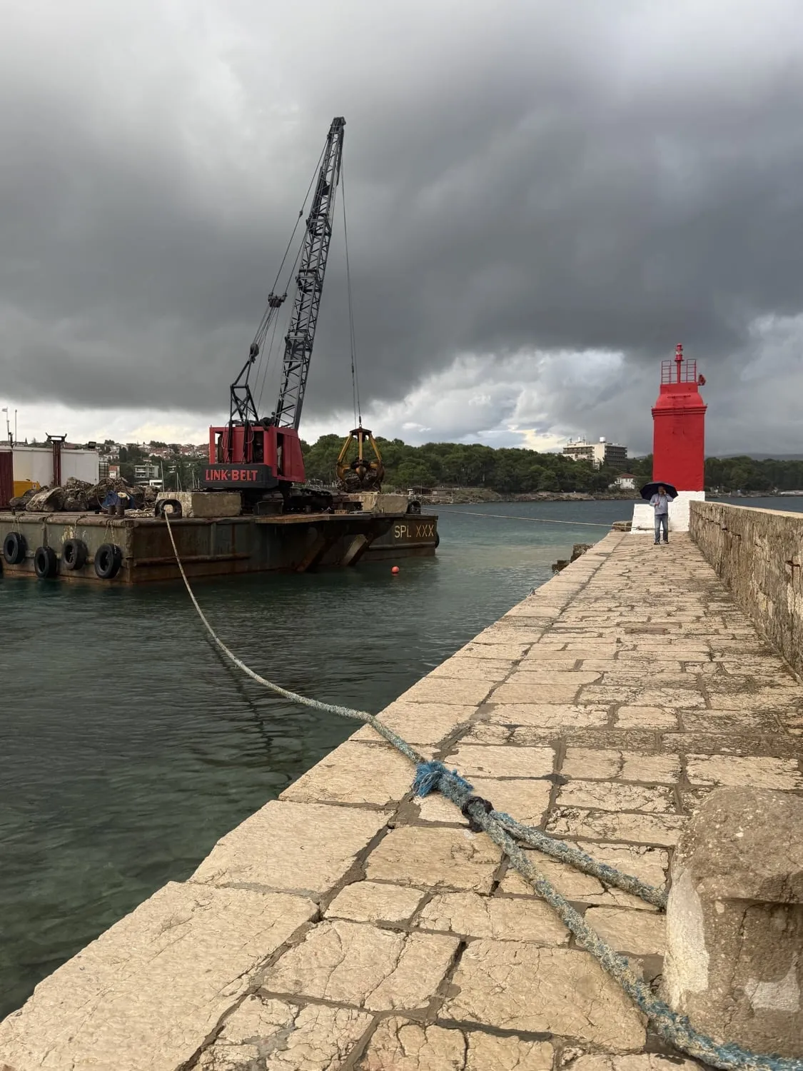 Pontonska dizalica u luci Krk